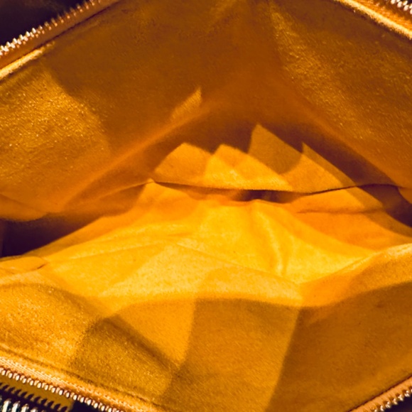 Coussin MM in Noir & Gold – Understated Glamour, Bold Refinement - Picture 3 of 12